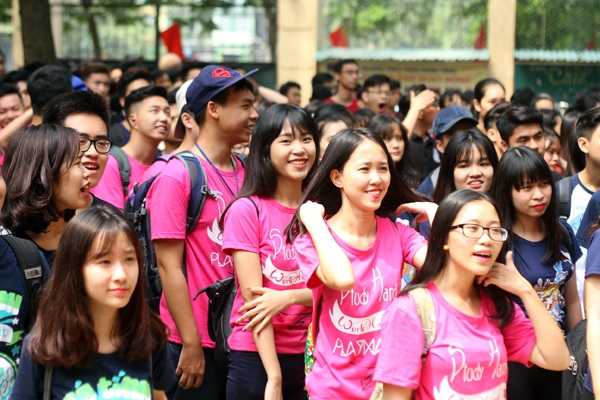 Nữ sinh THPT Trần Nhân Tông xinh xắn khoe “màu cờ sắc áo” - 4 Dù trời nắng to nhưng không khí không quá oi bức, nên các bạn học sinh đã có một ngày ghi hình thành công và tràn ngập tiếng cười