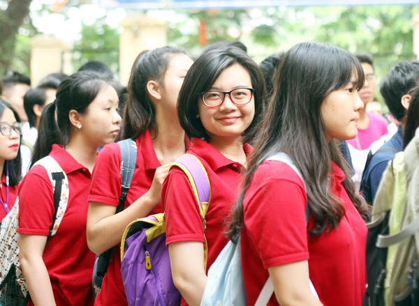 Nữ sinh THPT Trần Nhân Tông xinh xắn khoe “màu cờ sắc áo” - 6 Nụ cười tự tin của một “diễn viên không chuyên” lớp 12A1
