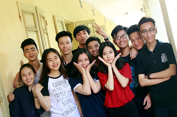 Nữ sinh THPT Trần Nhân Tông xinh xắn khoe “màu cờ sắc áo” - 8 “Không phải vì học khác lớp mà chúng mình kém thân nhau đâu nhé!”
