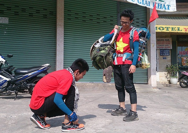 Hai chàng trai Sóc Trăng đi bộ 450km để thử thách bản thân - 2 Là bạn thân từ bỏ, Hào và Phúc rủ nhau thực hiện hành trình này để thử thách khả năng của bản thân.
