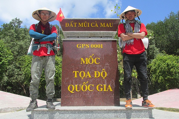 Hai chàng trai Sóc Trăng đi bộ 450km để thử thách bản thân - 4 Nềm tự hào của hai chàng trai khi hoàn thành hành trình 450km đi bộ trong 10 ngày.