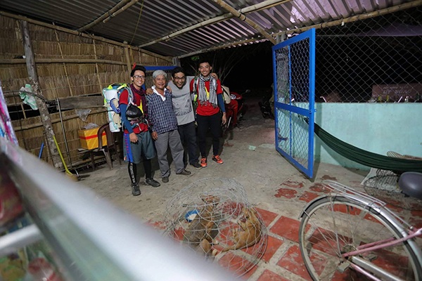 Hai chàng trai Sóc Trăng đi bộ 450km để thử thách bản thân - 8
Thấm thía tình người và tình bạn trên từng chặng đường. Đó là tuổi trẻ của hai chàng trai Sóc Trăng.