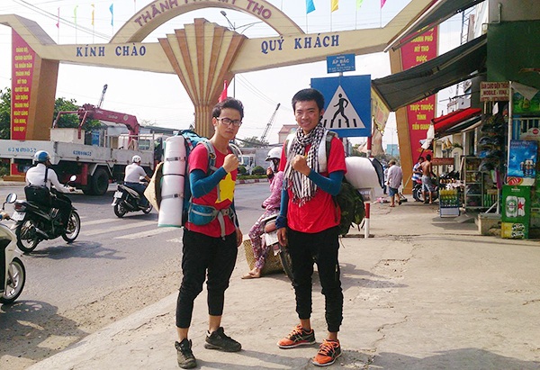 Hai chàng trai Sóc Trăng đi bộ 450km để thử thách bản thân - 1 Ngọc Hào và Thanh Phúc đi bộ từ TP.HCM tới Cà Mau. Trong ảnh, hai bạn đã tới Mỹ Tho