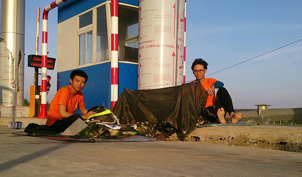 Hai chàng trai Sóc Trăng đi bộ 450km để thử thách bản thân - 7 Giấc ngủ màn trời, chiếu đất bên trạm thu phí