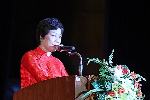 Nghẹn ngào giọt nước mắt đêm chia tay của học sinh trường Ams - 1 Hiệu trưởng nhà trường Lê Thị Kim Oanh gửi lời dặn dò đến các học sinh lớp 12 – những người sắp rời ngôi trường Hà Nội – Amsterdam để đi đến những chân trời mới