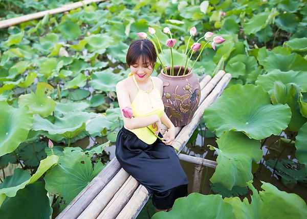 Bằng lăng tím, cánh sen hồng hút giới trẻ Hà thành ngày đầu Hè - 9
... nhưng cũng đủ cho các cô gái yêu sen tạo dáng chụp ảnh