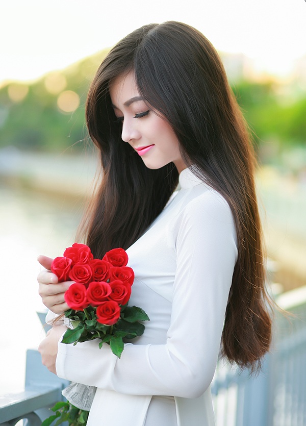 Thiếu nữ xinh đẹp bên dòng kênh Nhiêu Lộc mướt xanh - 2 Quỳnh Trâm đến từ Thanh Hoá, từng tham gia cuộc thi nét đẹp sinh viên do trường tổ chức và đoạt giải Á khôi 1 - Nét đẹp sinh viên Công Nghiệp lần V năm 2015