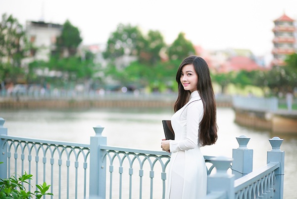 Thiếu nữ xinh đẹp bên dòng kênh Nhiêu Lộc mướt xanh - 6 Trước đây ai đi ngang qua bờ kênh Nhiêu Lộc đều phải nín thở vì mùi hôi, nay bờ kênh đã trở thành nơi dạo mát...