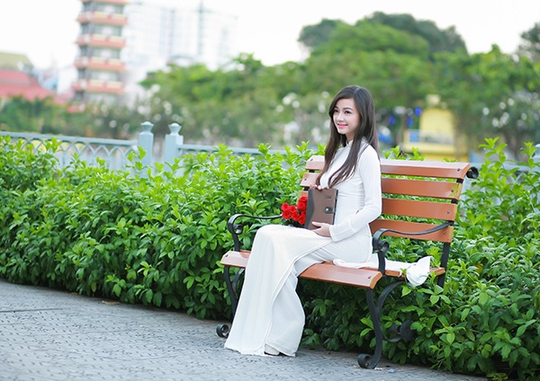 Thiếu nữ xinh đẹp bên dòng kênh Nhiêu Lộc mướt xanh - 9 Thiếu nữ xinh đẹp bên dòng kênh Nhiêu Lộc mướt xanh - 9