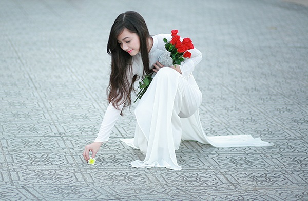 Thiếu nữ xinh đẹp bên dòng kênh Nhiêu Lộc mướt xanh - 4 Thiếu nữ xinh đẹp bên dòng kênh Nhiêu Lộc mướt xanh - 4