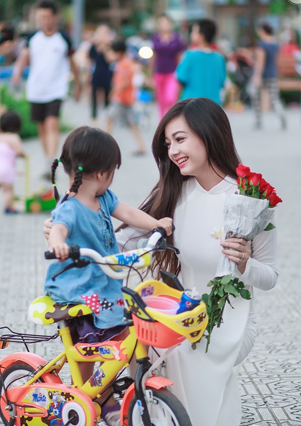 Thiếu nữ xinh đẹp bên dòng kênh Nhiêu Lộc mướt xanh - 7 ... và vui chơi cho trẻ nhỏ