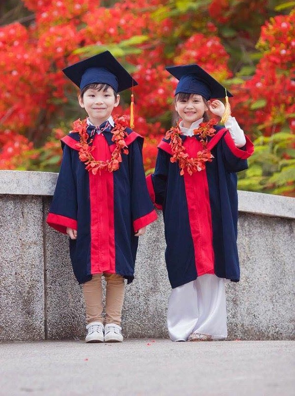 Hai bé mặc áo cử nhân mừng tốt nghiệp mẫu giáo
