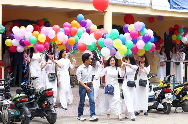 
Áo dài trắng và bóng bay chở ước mơ là 2 “đặc sản” của học trò trường THPT Trần Phú – Hoàn Kiếm
