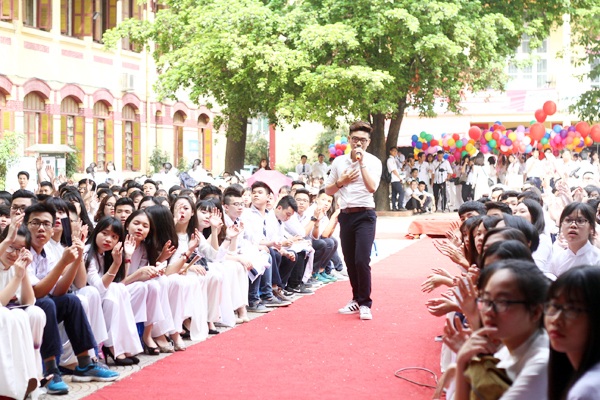Lưu Quang Trung – cựu học sinh của trường gửi tặng các thầy cô và “hậu bối” ca khúc Phút chia tay do chính mình sáng tác 4 năm trước từ những chất liệu của thời học trò áo trắng dưới mái trường Trần Phú.