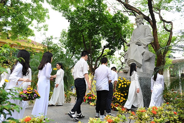 Nghẹn ngào giọt nước mắt ngày chia tay mái trường Chu Văn An - 2 Cuối năm học, học trò trường Chu Văn An có truyền thống nhớ về người thầy giáo mà ngôi trường này mang tên