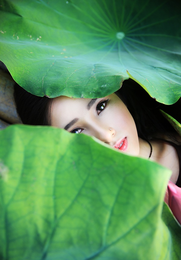 Cô có ý định chụp bộ ảnh với hoa sen từ năm ngoái nhưng lỡ mất những ngày hoa nở đẹp nhất nên mới đầu mùa sen năm nay, Minh Hồng đã sắp xếp thời gian thực hiện bộ ảnh này cùng nhiếp ảnh Thanh Tâm.