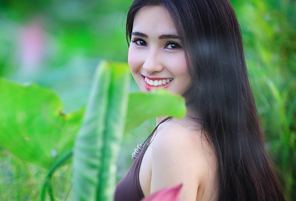 Minh Hồng sinh ra ở Bắc Giang, một nơi cũng có nhiều đầm sen nhưng cô chọn đầm sen Hà thành để thực hiện bộ ảnh này.