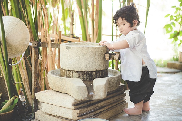 Bé 1 tuổi đáng yêu trong bộ ảnh nông dân Nam bộ - 2 Tuy nhiên, chị Như - mẹ của My nói rằng cả hai vợ chồng chị đều là người Việt.