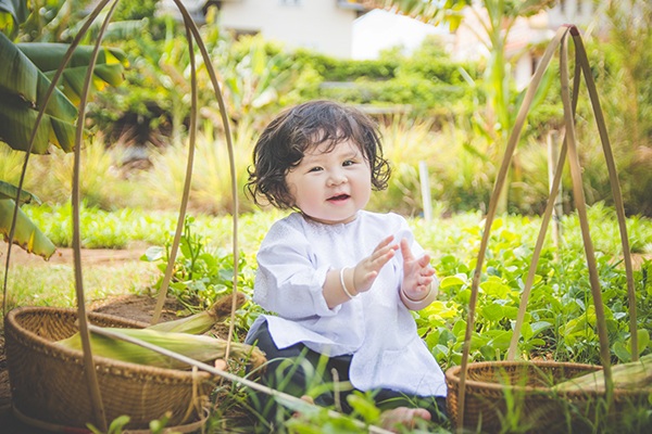 Bé 1 tuổi đáng yêu trong bộ ảnh nông dân Nam bộ - 7 Bé 1 tuổi đáng yêu trong bộ ảnh nông dân Nam bộ - 7