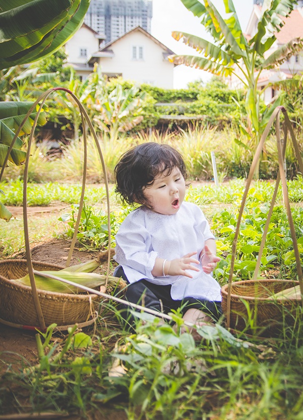 Bé 1 tuổi đáng yêu trong bộ ảnh nông dân Nam bộ - 8 Bé 1 tuổi đáng yêu trong bộ ảnh nông dân Nam bộ - 8
