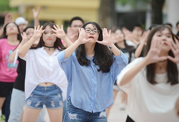 Nữ sinh Yên Hòa xinh đẹp nhảy flashmob chia tay trường cấp 3 - 5