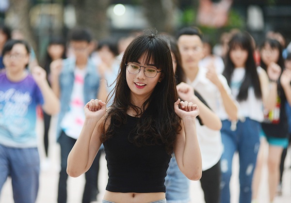 THPT Yên Hòa là nơi hội tụ nhiều cô gái xinh đẹp và năng động.