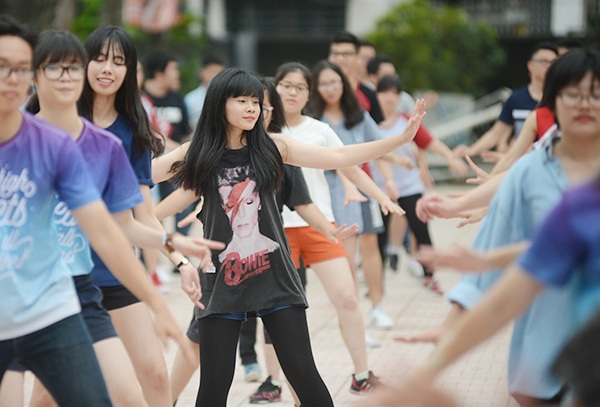 Nữ sinh Yên Hòa xinh đẹp nhảy flashmob chia tay trường cấp 3 - 9