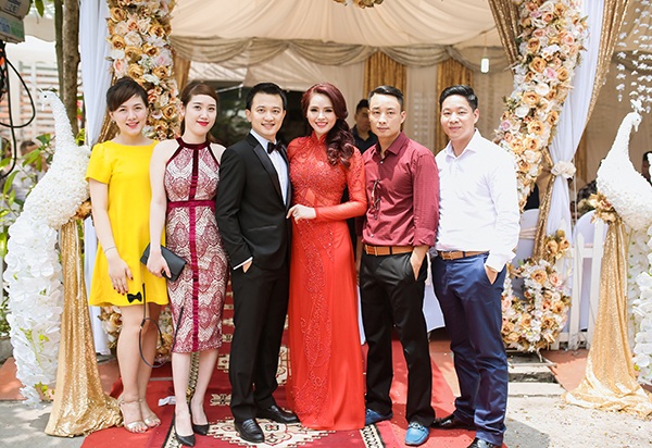 Hoa khôi Thể thao Lại Hương Thảo hạnh phúc ngày lên xe hoa - 10 Trước đó, lễ ăn hỏi và đón dâu diễn ra ngày 30/4 ở nhà cô dâu.