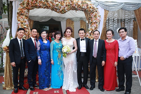 Bạn bè và gia đình tới chúc mừng cô dâu - chú rể