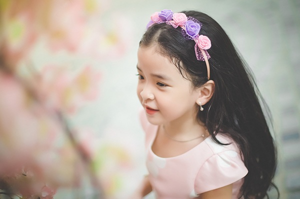 Cô bé khá điệu đà và nữ tính.