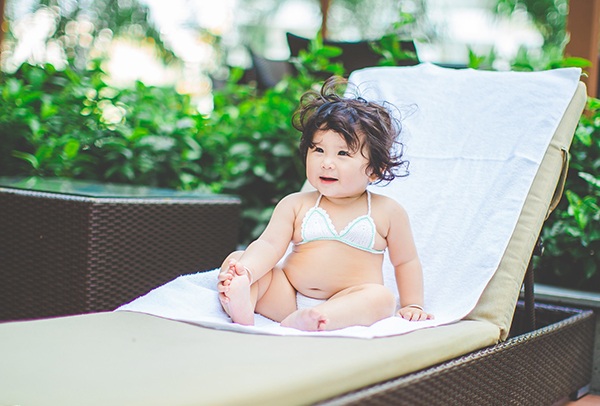 Mimi tên thật là Trần Khánh My còn quá nhỏ để có thể tạo dáng chụp ảnh nhưng cô bé lại có những biểu cảm tự nhiên quá đỗi dễ thương.