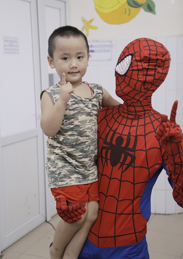 "Biệt đội siêu anh hùng" ghé thăm bệnh nhi ngày 1/6 - 6