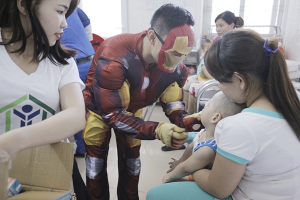 Ghé thăm từng bé, trao quà tận tay