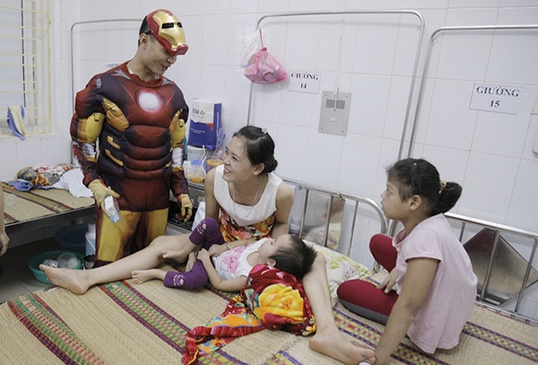 Quà của các siêu nhân là những hộp sữa và món đồ chơi cho các bé