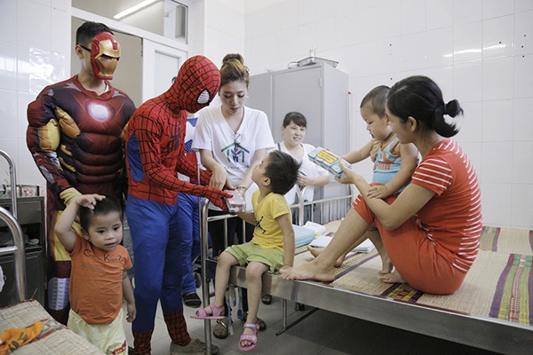 Các siêu anh hùng bất ngờ ghé thăm khiến các em bé thích thú