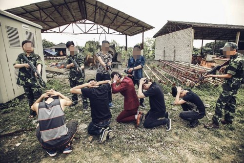Những bộ ảnh kỷ yếu có ý tưởng "khó đỡ" gây tranh cãi - 7 Bộ ảnh này cũng gây khó hiểu cho người xem vì nội dung chẳng hề liên quan gì tới kỷ yếu học trò.