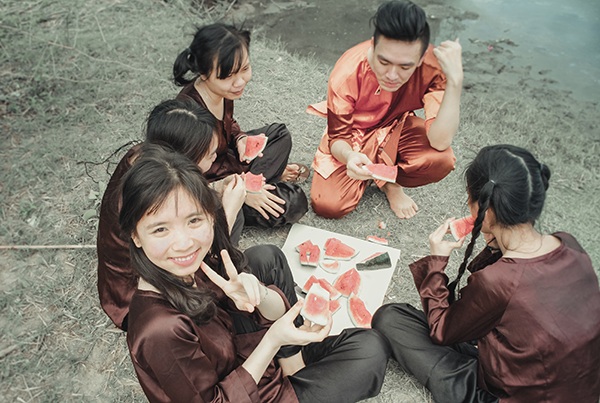 Cùng nhau vui đùa, ăn trái cây.
