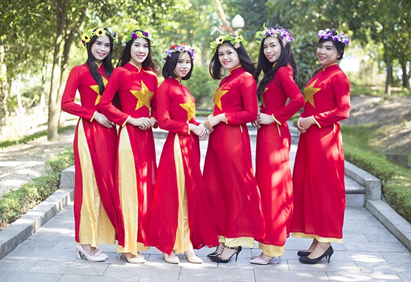 Nữ sinh Thái Lan diện áo dài Việt trong lễ tốt nghiệp - 1 Nhóm nữ sinh Thái Lan tốt nghiệp ĐH Vinh