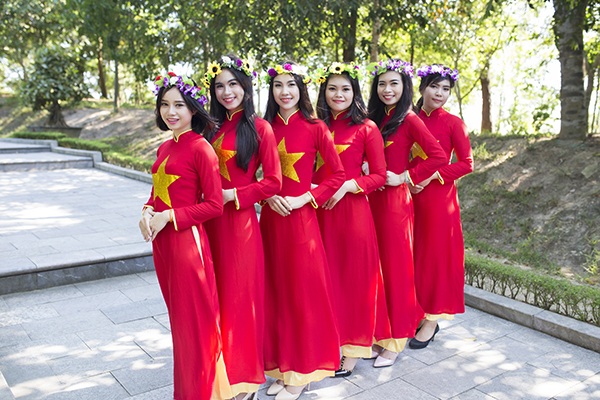 Nữ sinh Thái Lan diện áo dài Việt trong lễ tốt nghiệp - 3 Nữ sinh Thái Lan diện áo dài Việt trong lễ tốt nghiệp - 3