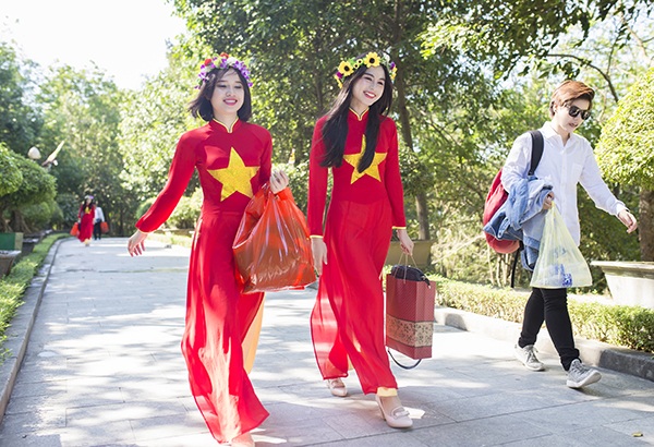 Nữ sinh Thái Lan diện áo dài Việt trong lễ tốt nghiệp - 2 Các cô gái Thái tự tin và duyên dáng trong trang phục truyền thống Việt Nam