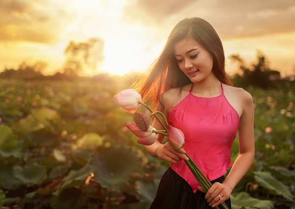 
Dung chọn áo dài và áo yếm là hai trang phục truyền thống để thực hiện bộ ảnh bên loài hoa vốn được xem là quốc hoa của Việt Nam.
