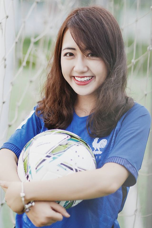 Hot girl Vũ Quỳnh Anh hết mình cổ vũ "Gà trống" Pháp kỳ EURO 2016 - 1
Vũ Quỳnh Anh sinh năm 1997, là du học sinh tại New Jersey, Mỹ. Cô được giới teen Việt biết đến với nick name Phoanh Charmmie.