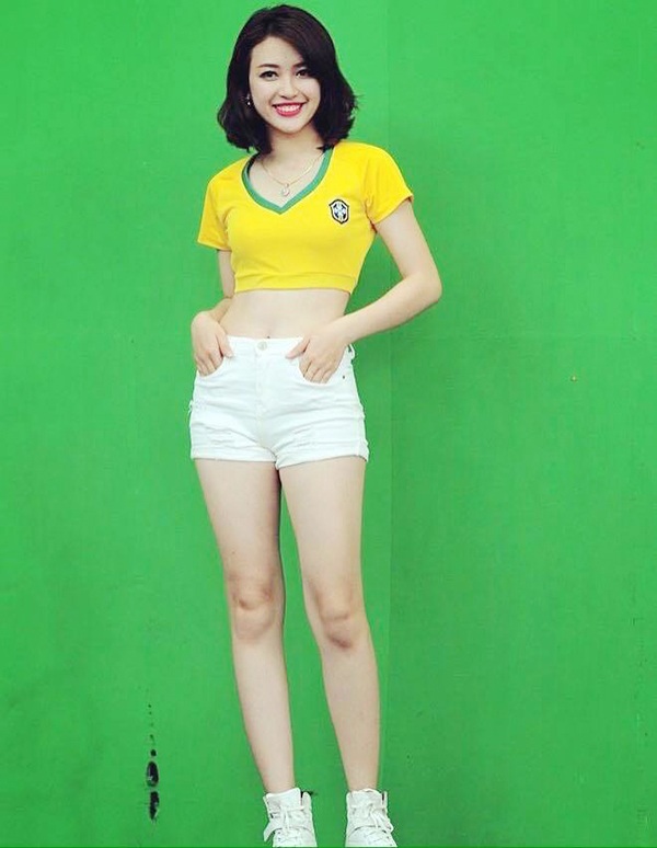 Fan nữ Thụy Điển gây "sốt" trong buổi truyền hình khai mạc EURO 2016 - 2
Mạnh Khánh Chi khỏe khoắn trong trang phục thể thao