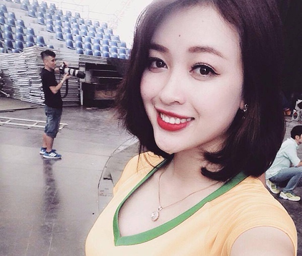 Fan nữ Thụy Điển gây "sốt" trong buổi truyền hình khai mạc EURO 2016 - 3 Fan nữ Thụy Điển gây "sốt" trong buổi truyền hình khai mạc EURO 2016 - 3