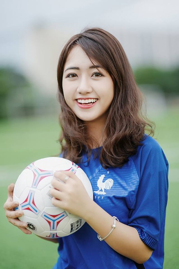 Hot girl Vũ Quỳnh Anh hết mình cổ vũ "Gà trống" Pháp kỳ EURO 2016 - 2 Quỳnh Anh là gương mặt không xa lạ với độc giả Dân trí. Từ khi 15 tuổi, cô đã là một gương mặt hot girl được yêu thích. Hiện nay, trang cá nhân của nữ du học sinh Việt tại Mỹ có gần 300.000 người theo dõi.