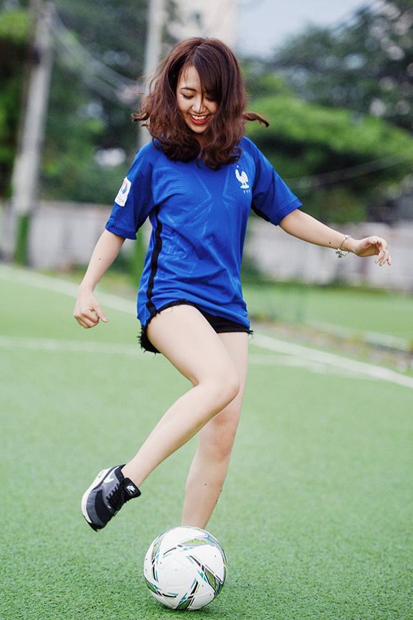 Hot girl Vũ Quỳnh Anh hết mình cổ vũ "Gà trống" Pháp kỳ EURO 2016 - 3 Trong kỳ nghỉ hè về Việt Nam, cô gái 19 tuổi đã có buổi chụp hình với bóng cổ vũ giải bóng đá vô địch Châu Âu. Cô chọn màu áo của tuyển Pháp để thực hiện bộ ảnh này