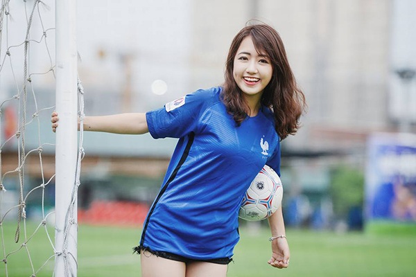 Hot girl Vũ Quỳnh Anh hết mình cổ vũ "Gà trống" Pháp kỳ EURO 2016 - 6 Trong mùa bóng này, Quỳnh Anh sẽ cùng với gia đình thức xem những trận đấu của tuyển Pháp.