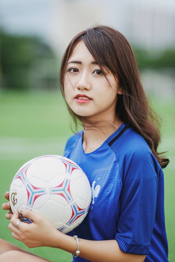 Hot girl Vũ Quỳnh Anh hết mình cổ vũ "Gà trống" Pháp kỳ EURO 2016 - 7
Quỳnh Anh tiết lộ cô thích tiền đạo của câu lạc bộ Arsenal là Olivier Giroud hơn cả vì anh ấy rất đẹp trai, ghi nhiều bàn thắng đẹp.