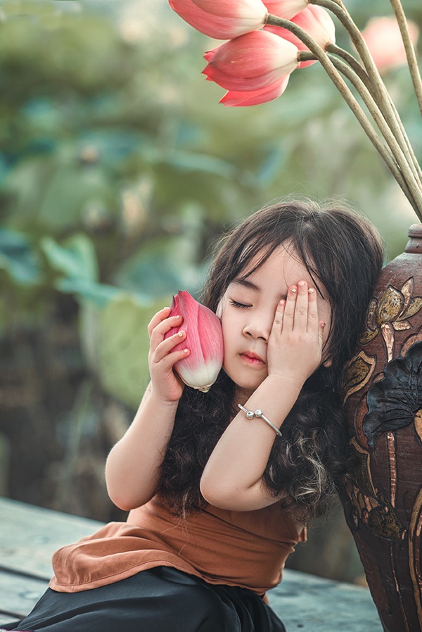 Cô bé sống ở Hà Nội và có người mẹ cũng là người thích chụp ảnh.