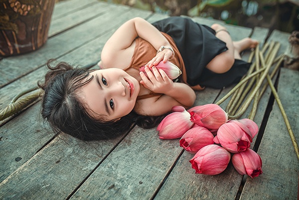 Lâm Nhi có khả năng diễn khá chuyên nghiệp trước ống kính nên chỉ cần nhiếp ảnh nói qua một chút, cô bé đã có thể tự diễn.